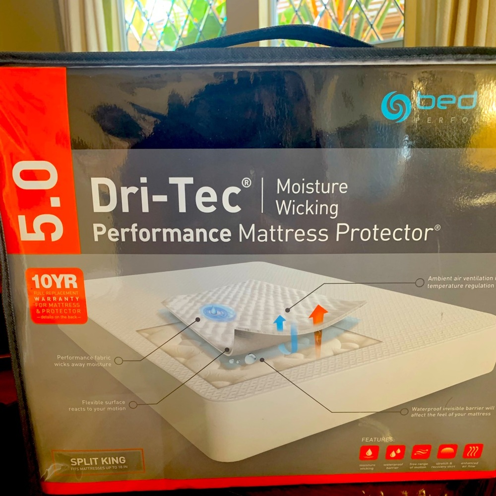 Brand new never used before Split king mattress protector.